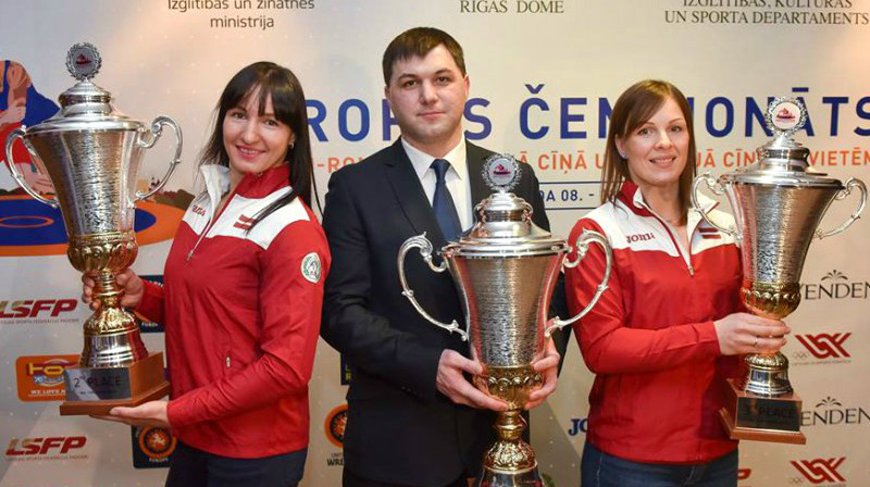 Anastasija Grigorjeva, federācijas prezidents Dzintars Urbančiks, Laura Skujiņa
Foto: Ilmārs Znotiņš, Latvijas Cīņas fed.