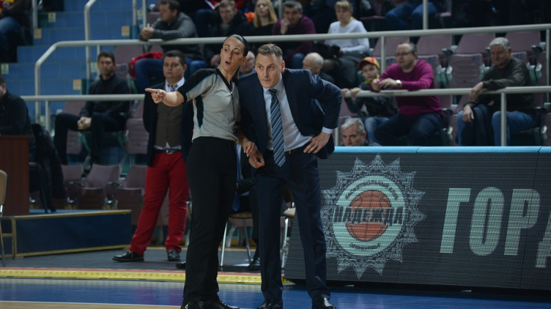 Roberto Injuess spēles laikā ieklausās tiesneses teiktajā
Foto: fiba.com