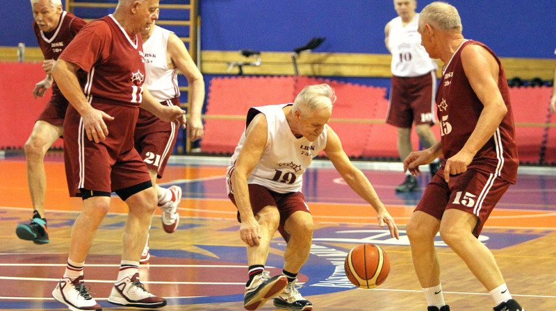Latvijas Basketbola senioru kluba (LBSK) divu komandu savstarpējā spēle K70+ grupas turnīrā
Foto: Renārs Buivids (RB32)