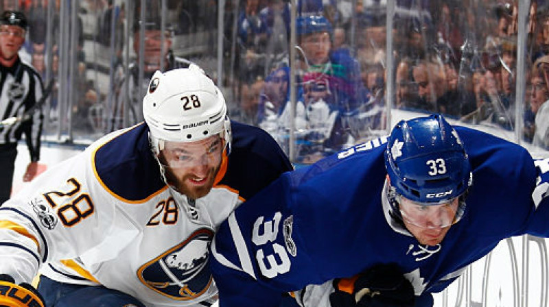 Zemgus Girgensons pret "Maple Leafs"
Foto: Mark Blinch / GettyImages, NHL