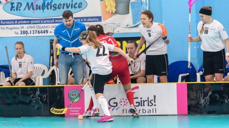 Igaunietes cenšas pretoties Šveicei
Foto: IFF Floorball