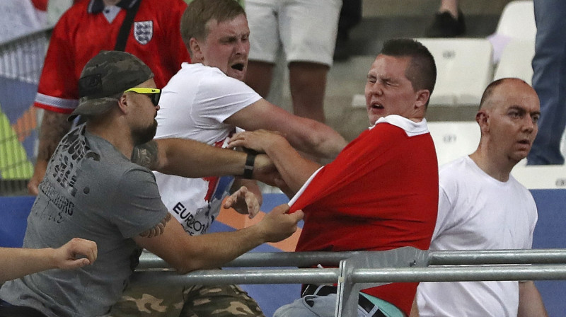 Krievijas fani "Euro 2016" laikā uzbruka angļu līdzjutējiem 
Foto: AP/Scanpix