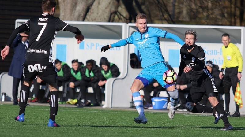 Artjoms Osipovs (pa labi) spēlē pret "Riga" FC. Foto: Mārtiņš Sīlis