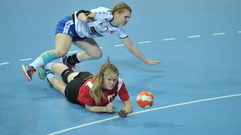 Dinija Purviņa (sarkanajā formā)
Foto: IHF/EHF Womens Trophy