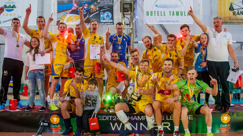 Un svinības var sākties.Artis Caics sēž pirmais no kreisās
Foto: www.volley.ee