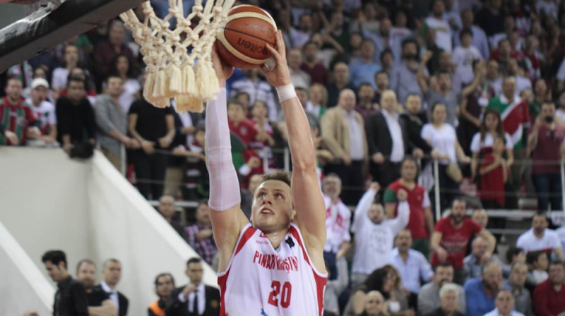 Mihals Poņitka (Pinar Karsiyaka) triec bumbu venēciešu grozā
Foto: FIBA Champions League