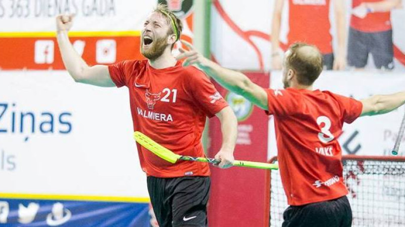 Mārtiņš Kājiņš ar diviem vārtiem atnesa "Valmierai" uzvaru pusfināla trešajā spēlē
Foto: Raivo Sarelainens / floorball.lv