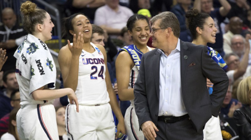 Džīno Oriemma (Geno Auriemma) un "UConn" spēlētājas
Foto: UConn