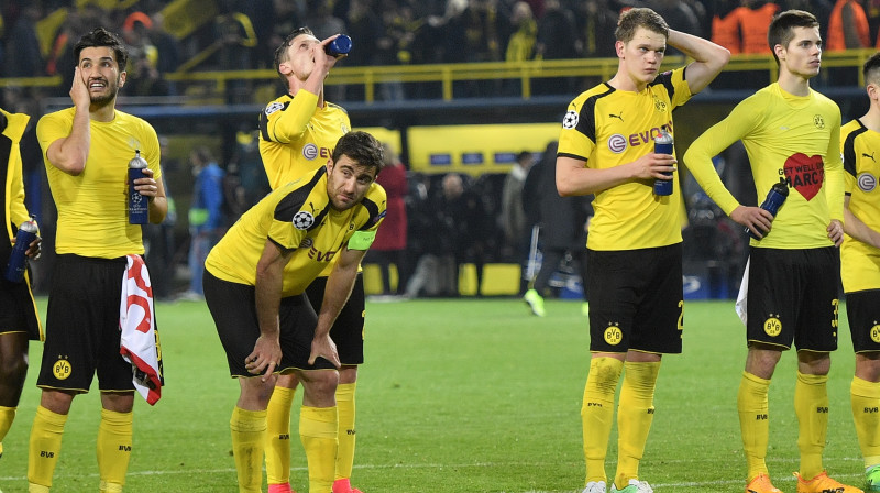 Dortmundes "Borussia" vīri pēc spēles 
Foto: AP / Scanpix