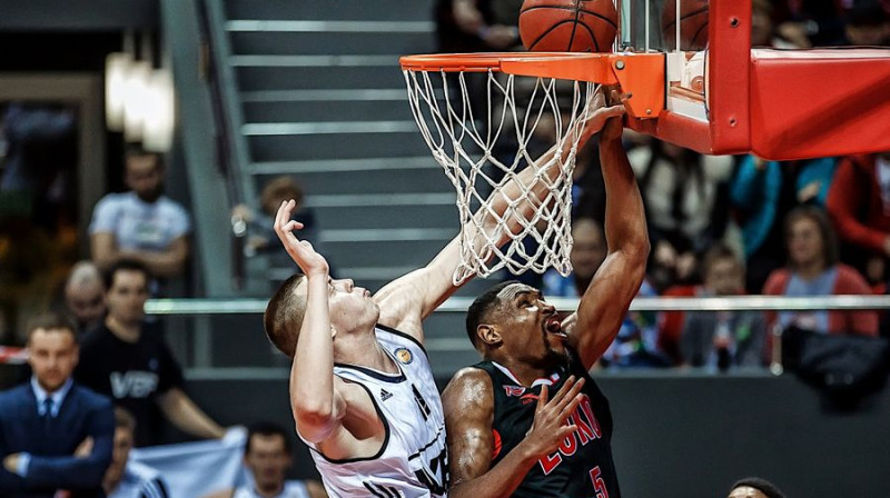 Iļja Gromovs un Kevins Džounss 
Foto: lokobasket.com