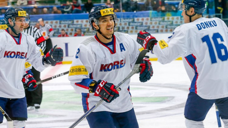 Dienvidkorejas hokejisti svin vārtu guvumu.
http://wmia2017.iihf.com/