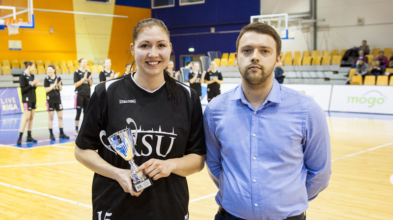 Guna Lagzdiņa un Latvijas basketbola līgu direktors Edgars Bērziņš
Foto: Renārs Koris