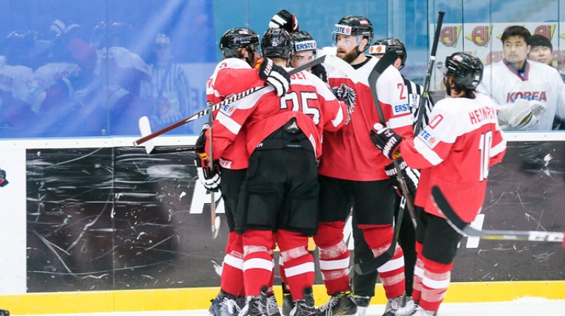 Austrijas izlase līksmo par vārtu guvumu.
http://wmia2017.iihf.com/en/