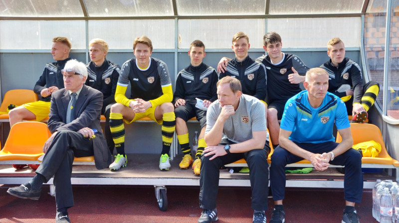 FK "Progress/Olaine" treneru štābs ar Viktoru Ņesterenko (pa kreisi) priekšgalā
Foto: "Progress/Olaine"