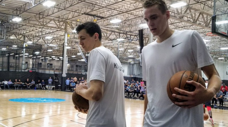 Rodions Kurucs un Anžejs Pasečņiks 2017. gada 3. jūnijā Losandželosā
Foto: Draft Express