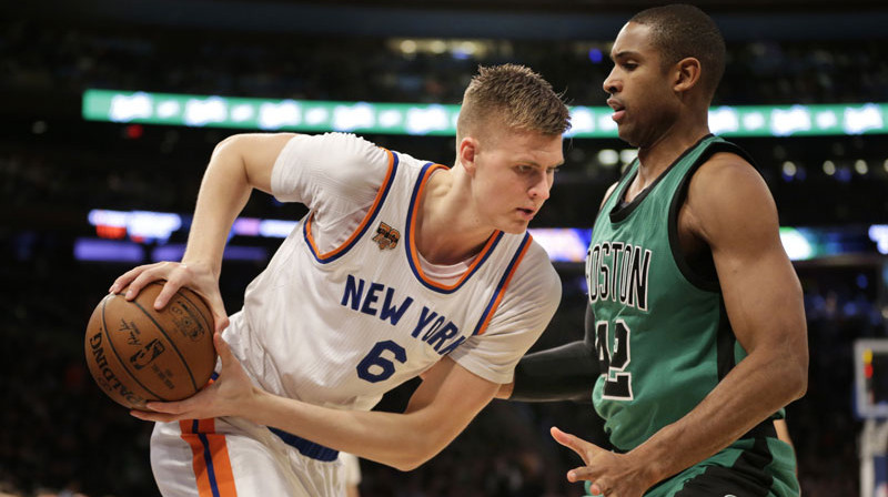 Kristaps Porziņģis pret "Celtics" centru Elu Horfordu. 
Foto: AP/Scanpix