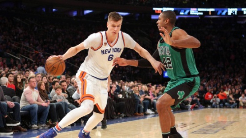 Kristaps Porziņģis pret "Celtics" centru Elu Horfordu
Foto: USA Today/Scanpix