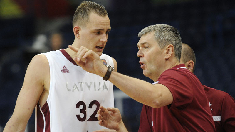 Anžejs Pasečņiks un izlases galvenais treneris Ainars Bagatskis
Foto: Romāns Kokšarovs/f64