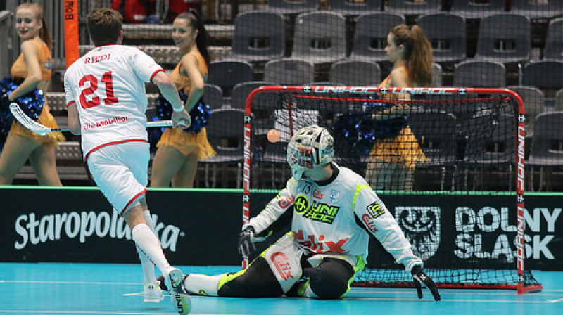 Paulo Rjiedi realizēja vienu no diviem soda metieniem, ieliekot pamatu Šveices uzvarai pār Somiju
Foto: IFF Floorball