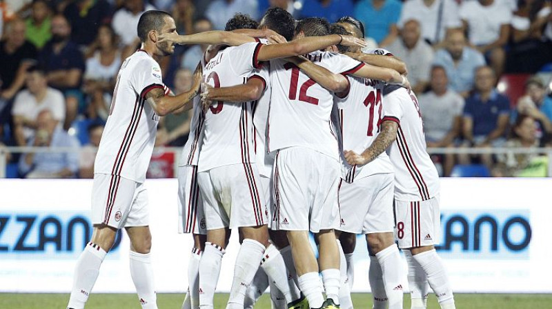 Milānas futbolisti atzīmē vārtu guvumu
Foto: AFP/Scanpix