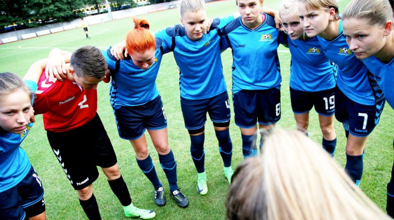 "Rīgas Futbola skolas" futbolistes pirms spēles ar "Liepāju"
Foto: Nora Krevņeva-Baibakova