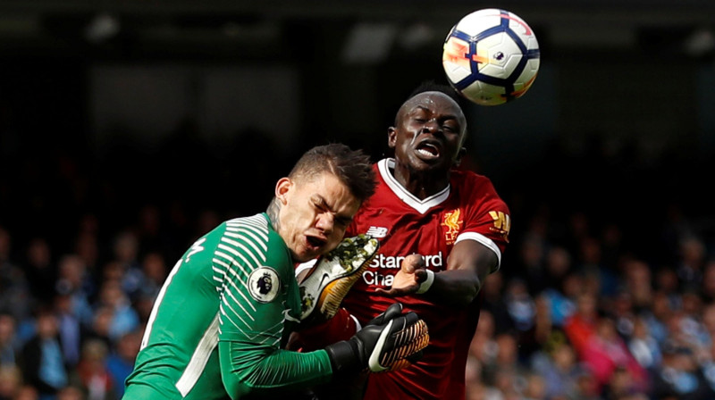 Sadio Manē savaino Edersonu un nopelna noraidījumu
Foto: Reuters/Scanpix