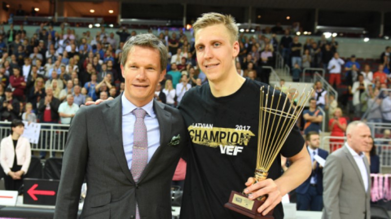 LBS ģenerālsekretārs Edgars Šneps un finālsērijas MVP Mareks Mejeris
Foto: Romāns Kokšarovs/f64