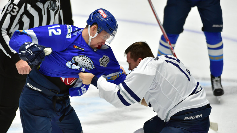 "Barys" spēlētājs un Mārtiņš Karsums
Foto: hcbarys.kz