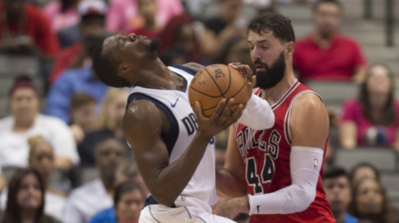 Nikola Mirotičs aizsardzībā pret Herisonu Bārnsu
Foto: USA Today Sports/Scanpix