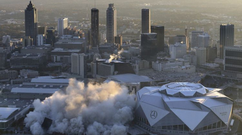 Simbolisks kadrs - "Georgia Dome" tiek uzspridzināta, kamēr blakus visā savā spožumā stāv jaunais "Mercedes-Benz" stadions
Foto: AP/Scanpix