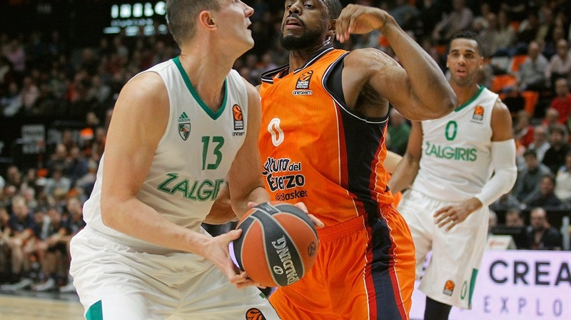 Pauļus Jankūns (Žalgiris) uzbrukumā Valensijas "Basket" grozam
Foto: "Turkish Airlines" Euroleague