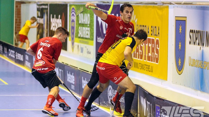 Pērnie finālisti pirmo vietu dala arī šosezon
Foto: Floorball.lv