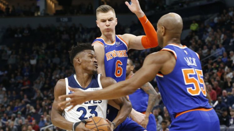 Kristaps Porziņģis cenšas apturēt Džimiju Batleru
Foto: AP/Scanpix