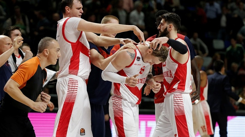 Komandas biedri apsveic Jāni Timmu pēc uzvaras metiena veikšanas Malagā
Foto: ULEB Euroleague