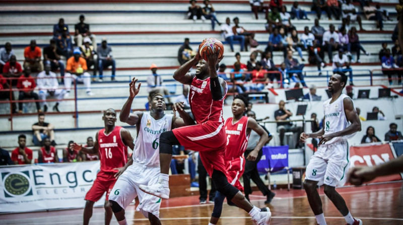 Kotdivuāra (baltajās formās) pret Centrālāfrikas Republiku (sarkanajās formās)
Foto: FIBA