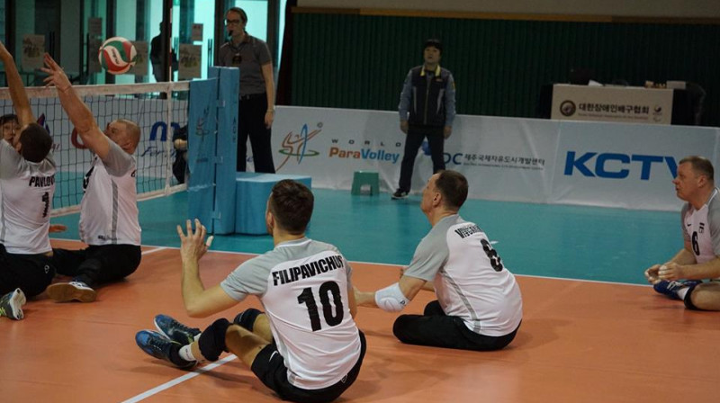 Latvijas sēdvolejbola izlase spēlē ar Dienvidkoreju
Foto: Pasaules Sēdvolejbola federācija