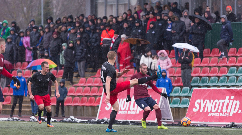 Olaines stadionā ir kur paslēpties lietus laikā
Foto: Raitis Supe