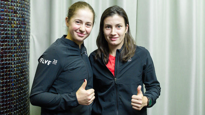 Aļona Ostapenko un Anastasija Sevastova. Foto: Dmitrijs Suļžics/f64