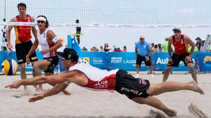 Jānis Šmēdiņš (no labās) un Aleksandrs Samoilovs Hantingtonbīčā 
Foto: FIVB