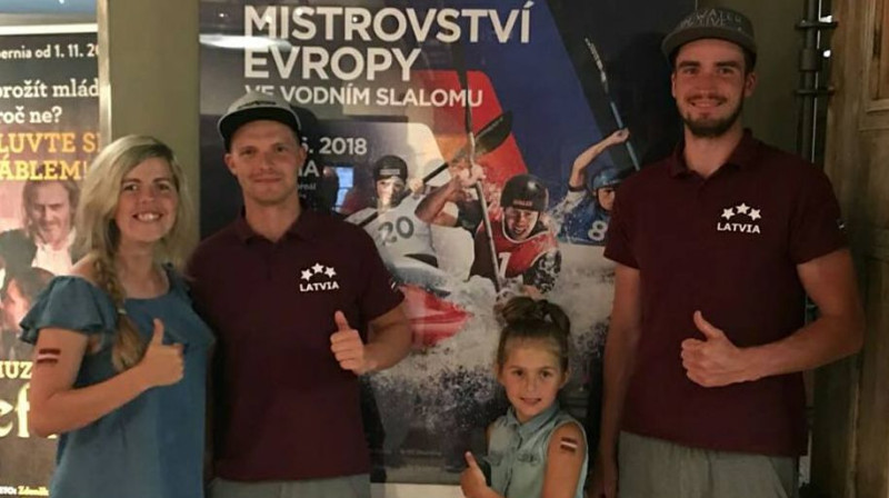 Airēšanas slaloma sportisti Ritvars Celmiņš un Toms Karlivāns ar fanēm pirms Eiropas čempionāta
Foto: Laivu Nams - Valmiera