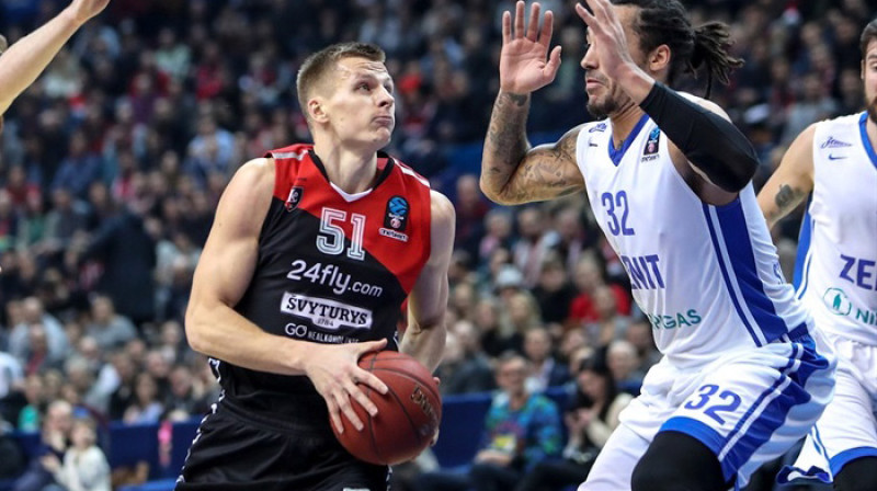 Arns Butkevičs ar bumbu
Foto: eurocupbasketball.com