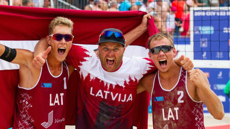 Mihails Samoilovs, treneris Lauris Iecelnieks, Kristaps Šmits
Foto: facebook.com/Jurmala.Beachvolley