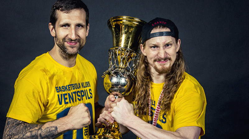 Maiks Brusevics (pa labi) ar LBL čempiona kausu
Foto: BK Ventspils