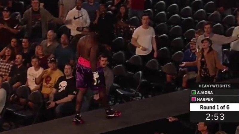 Kērtiss Hārpers dodas prom no ringa, līdzjutēju svilpienu pavadīts
Foto: Ekrānšāviņš no video