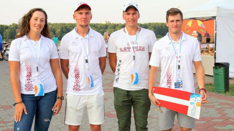 Jeļizaveta Simačeva (no kreisās), Kalvis Kazaks, Jānis Timbors un Ģirts Sokolovs Brestā
Foto: Latvijas airēšanas sporta skola