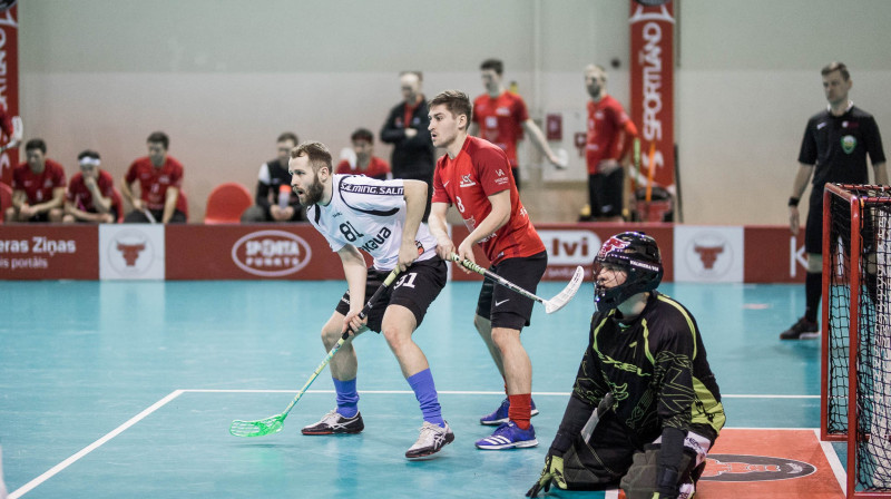 Vēl pērn valmierieši Miķelim Dravniekam bija konkurenti, šosezon - jau komandas biedri
Foto: Floorball.lv