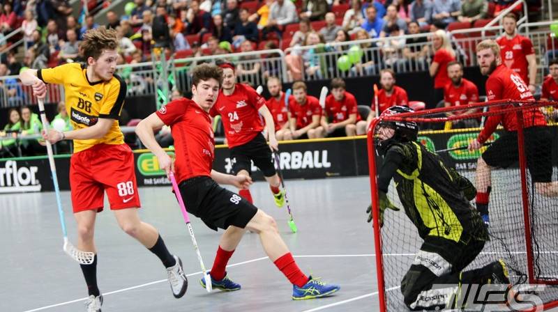 Uzbrukumā Rolands Kovaļevskis (#88)
Foto: Ritvars Raits, floorball.lv