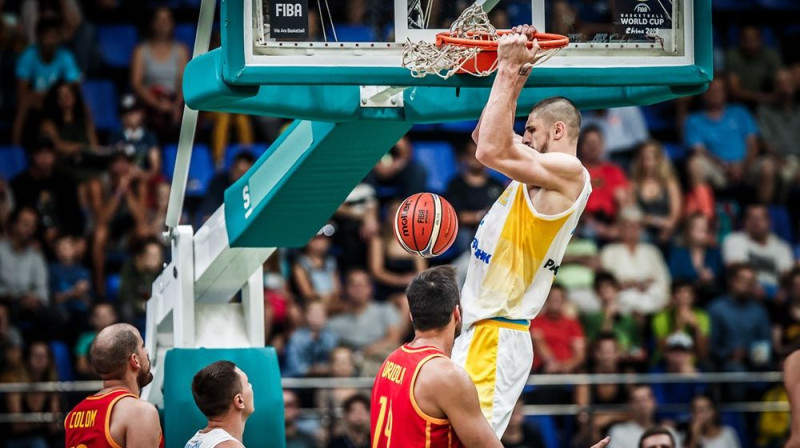 Oleksijs Ļeņs triec bumbu grozā spēlē ar Spāniju. Foto: FIBA