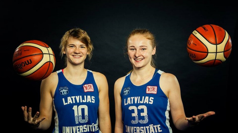 LU spēlētājas Alise Bruzinska un Ieva Jundase
Foto: WBBL