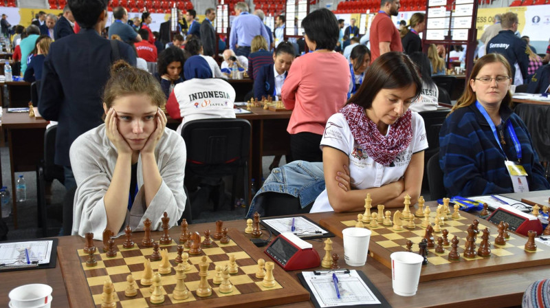 Elizabete Limanovska (no kreisās), Linda Krūmiņa un Ilze Bērziņa. Foto: Lana Chess Photography